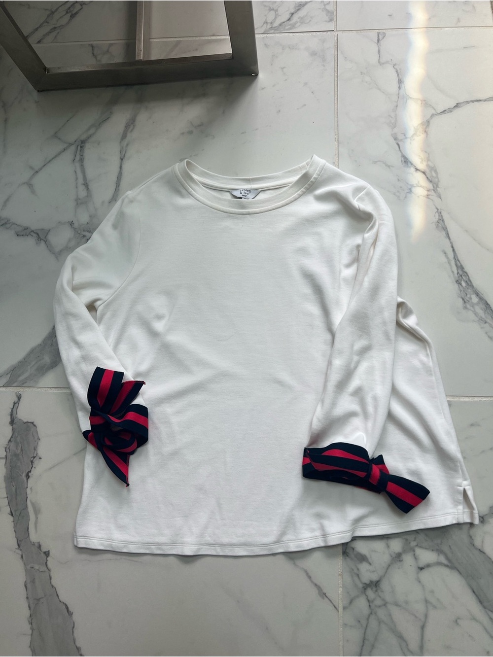 crown & ivy White Long-Sleeve Top with Navy and Pink Sleeve Bows